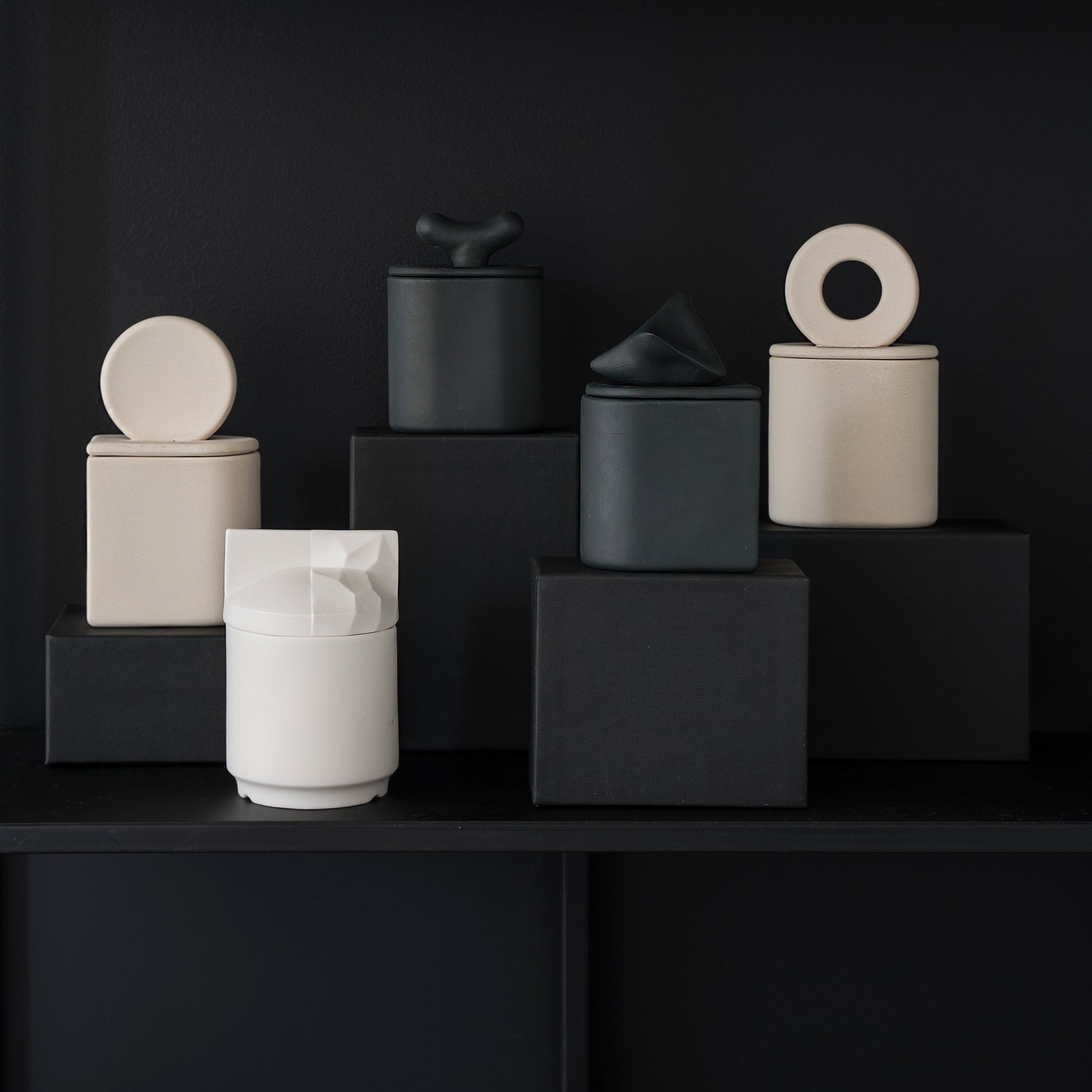 Akebia Black - black porcelain container