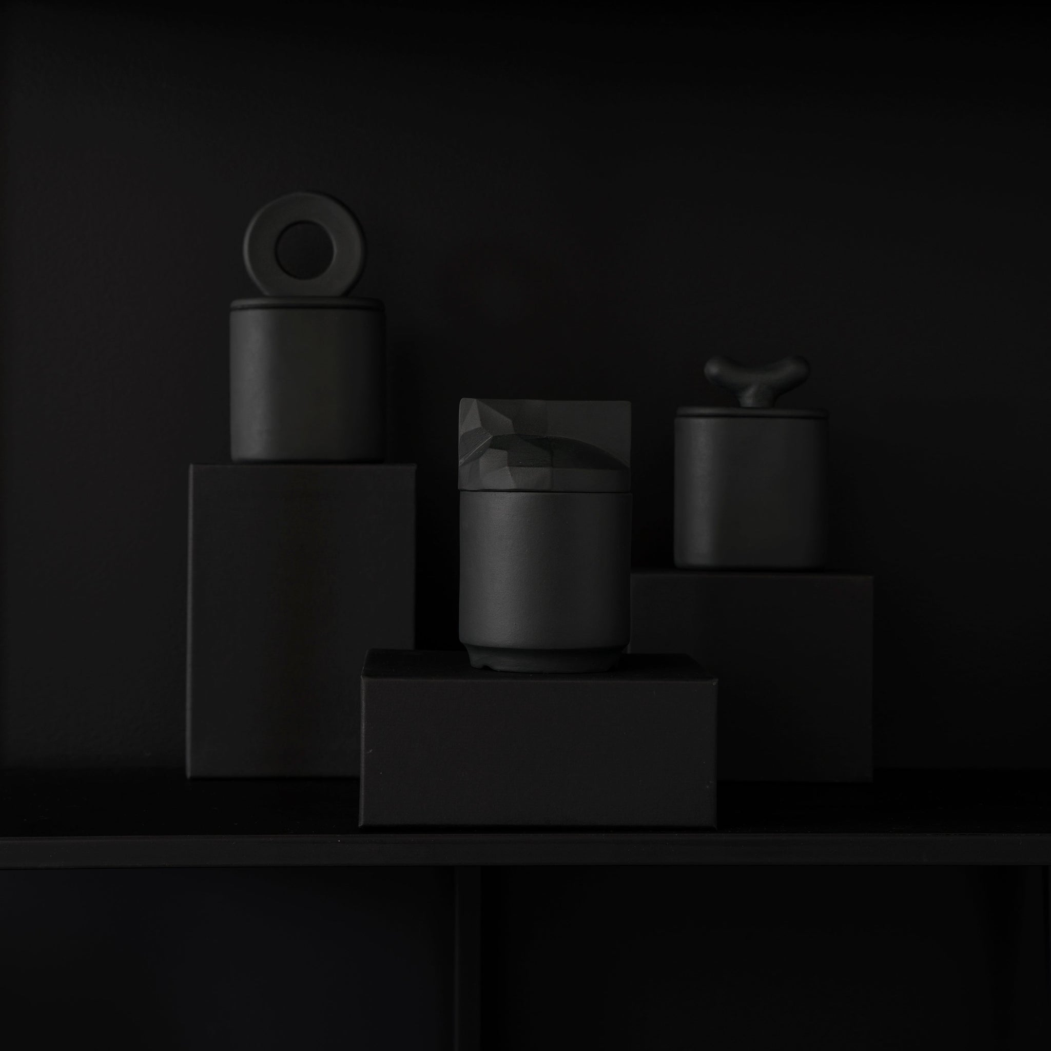 Akebia Black - black porcelain container